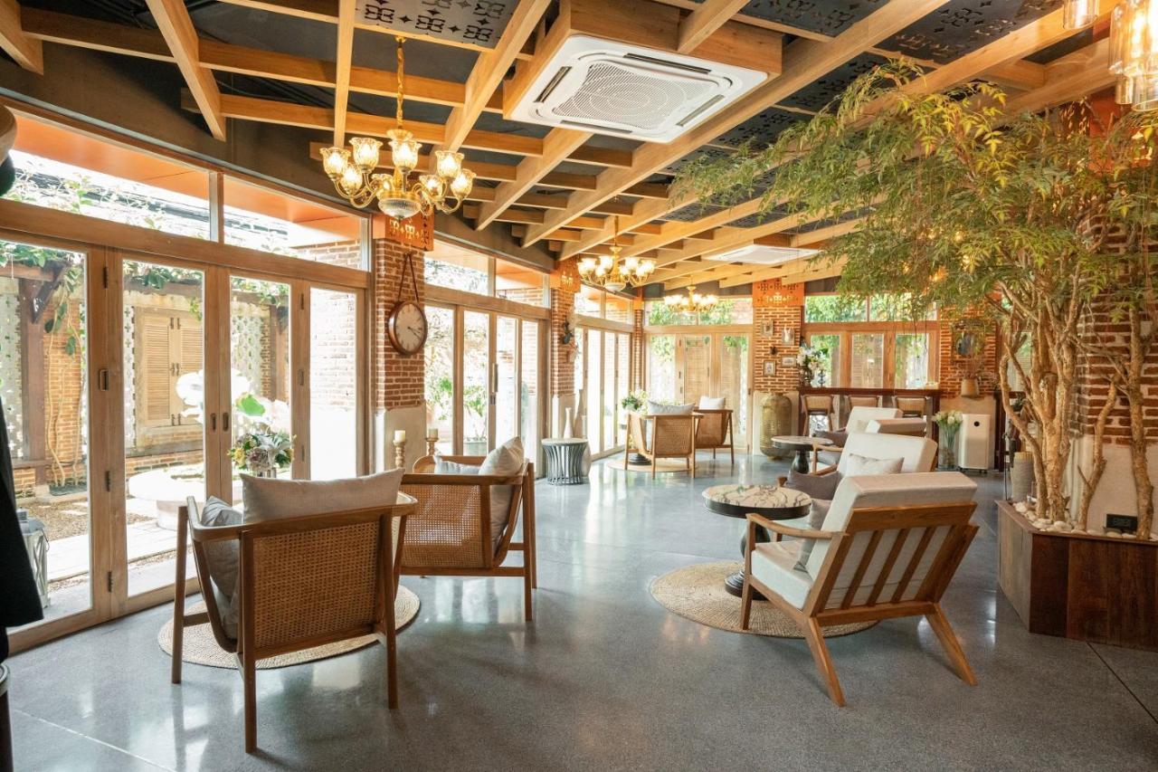 Sanae' Oldtown Hotel Чиангмай Экстерьер фото